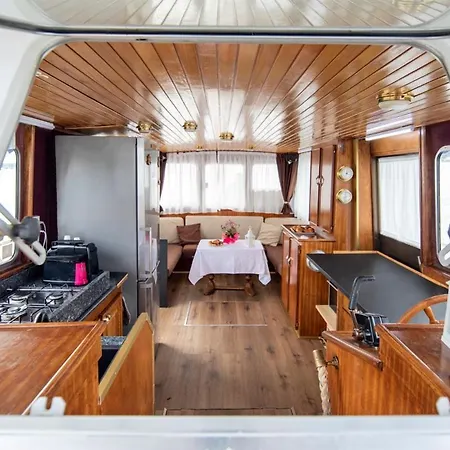 Botel Good...uria Lisanza